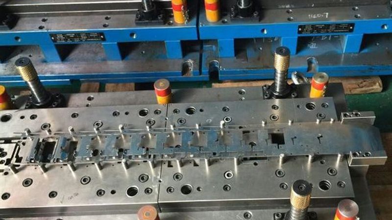 塑胶模具与压铸模具：如何根据需求精准选择**